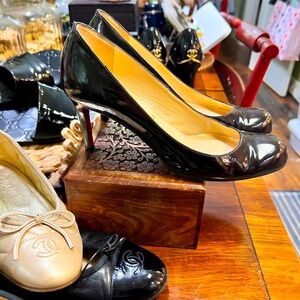 Stunning and sexy heels with that toe cleavage and heel height in black patent